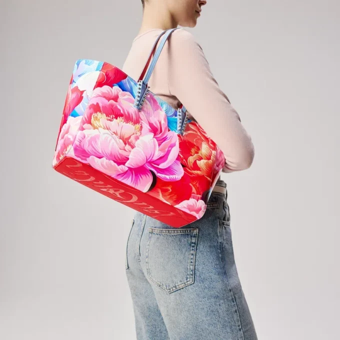 Cabata Small – torba Typu Tote – lakierowana skóra cielęca z nadrukiem piwonii – wielokolorowa Cabata Small – torba Typu Tote – lakierowana skóra cielęca z nadrukiem piwonii – wielokolorowa