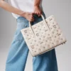 Paloma Medium – torebka z uchwytem na górze – ziarnista skóra cielęca i kolce w stylu Louboutin – Leche Paloma Medium – torebka z uchwytem na górze – ziarnista skóra cielęca i kolce w stylu Louboutin – Leche